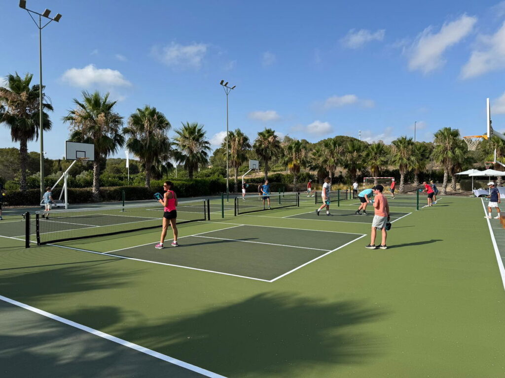 Las Colinas Golf & Country Club accepts pickleballs