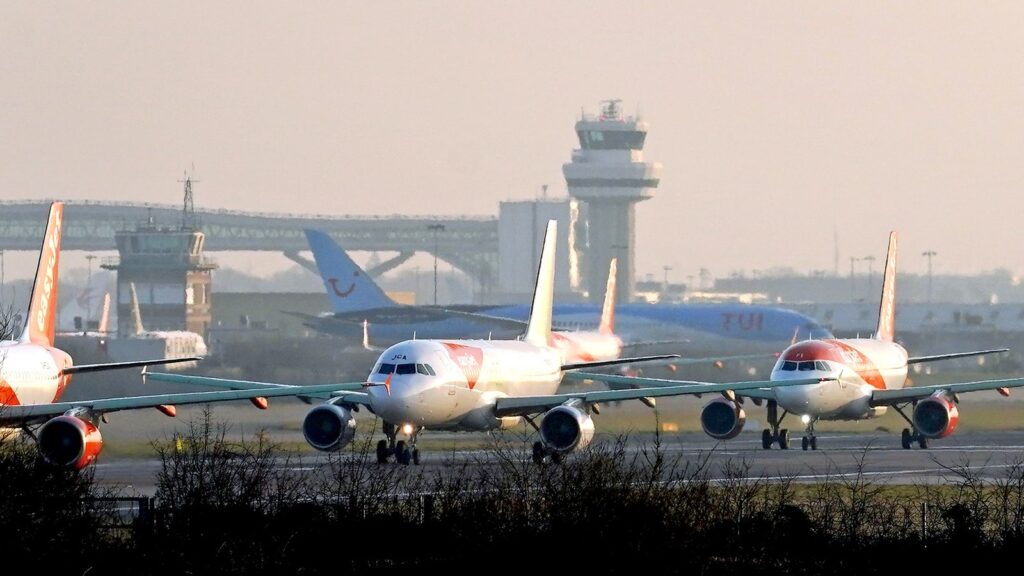 Flights resume after air traffic control glitch causes confusion