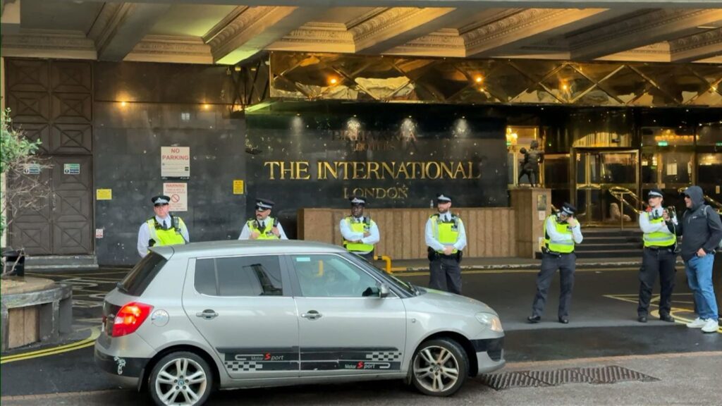Police “hosting asylum seekers” attending a protest outside the London hotel